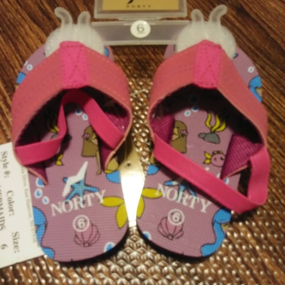 NWT Girls flip flops